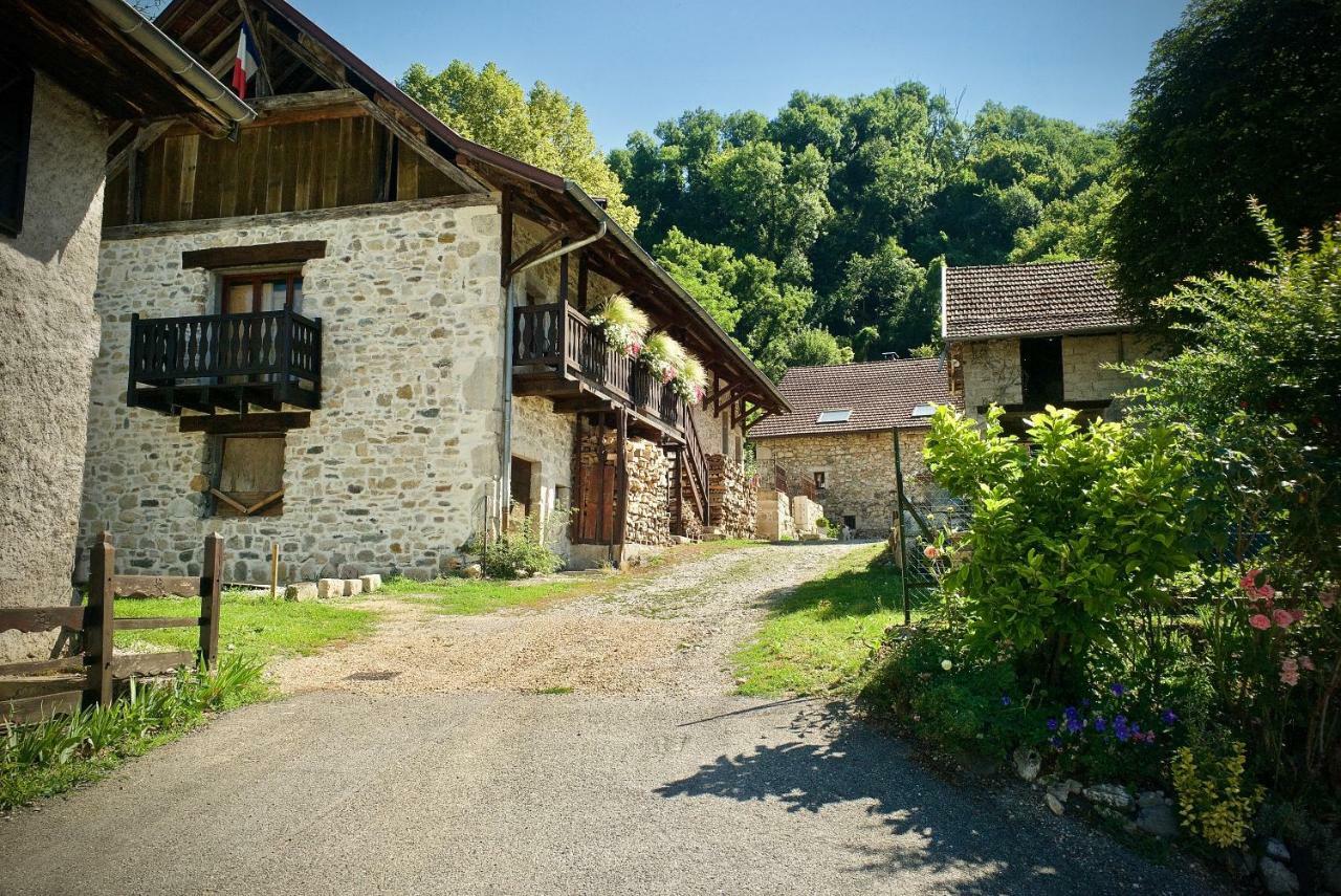 Chambres D'Hotes Des Lodges De La Cascade Yenne Exterior foto